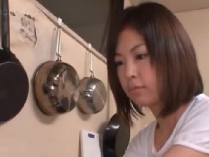 camarera asiática obtiene tetas capturadas por su manager en el trabajo