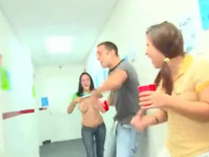 estudiantes universitarios jugueteando juegos eróticos