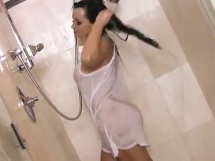 Bodacious chevelure foncée drains maman Lisa Ann dans la douche