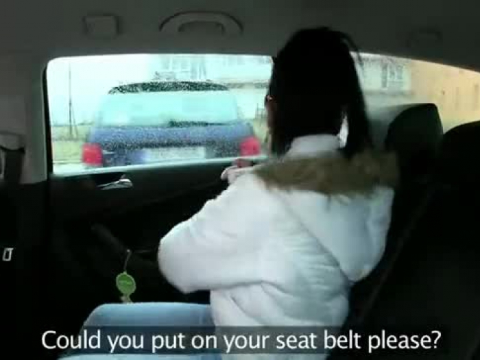 spektakulære enorme brystet tenårings knuser i falske taxi