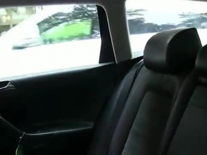 gracinha russa de cabelos claros esmagado em falso táxi