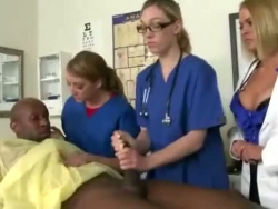 enfermeiros cfnm drenando sua carne pacientes cara