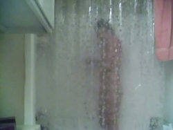 sottile biondo cenere forato sotto la doccia