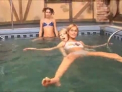 trio deense teenies in het zwembad