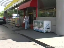 duits denisa pond in de rustruimte van een benzinestation