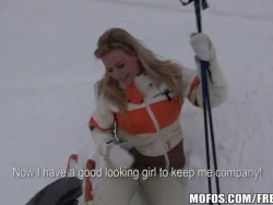 buxomy blondie Skifahrer Erstattungen an die niederzulassen und Ravage zurück