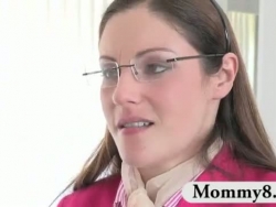 Stiefmutter in Gläsern gonzo Zerschlagung mit Teenager-Duo
