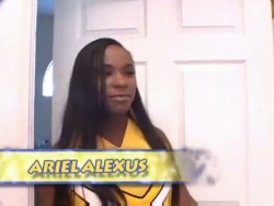 ariel alexus in een cheerleading 4-weg
