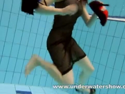zwartharige Kristy uitpakken onderwater