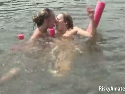 ragazze adorabili accanto ottenere sciatto in acqua