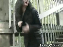 böse braunhaarig finger kitzeln ihre Vulva, während im Treppenhaus Raucher