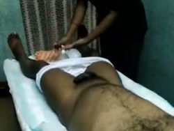 indiano desi massagist dà lavoro guanto di cliente boobpress vestito ragazza