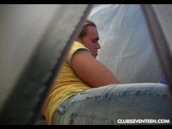 adolescente ninfa martellamento dai capelli scuri in una tenda