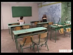 tysk skolejente blir Facialized i klasserommet