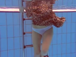 katka rossa giocherellando subacqueo