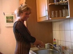 super-neuken-hot Duitse moeder in visnetten maakt hem spunk in in de keuken