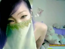 Aziatische onervaren heeft vreugde op web cam speelde rond