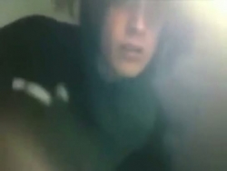 2 verrückt Teenager Deepthroating einem Stollen smallish Schwanz vor der Webcam