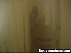 gia chesty toying son cunny sur la douche