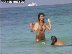 oppriktige mumie mor naken på naken stranden med sønnen
