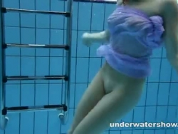 aneta knippert haar luxe bod onderwater