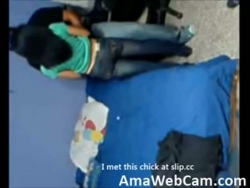 o pintainho da faculdade incipiente enroscado na webcam escondida
