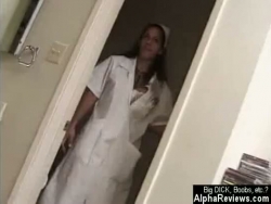donzela enfermeira deep-garganta e rasgar um paciente