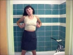 kjekk russisk mørkhåret chick urinerer i dusjen