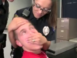 os policiais estão se de um suborno de salsicha cara dura para seus faceholes