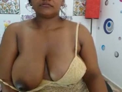 femme ronde montre sa grosse poitrine teton