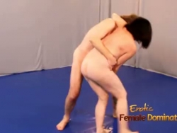 luta de wrestling misturada de um amazon matura vs homem yoga