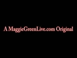 maggie groen speelt met haar strakke bruine sluitspier