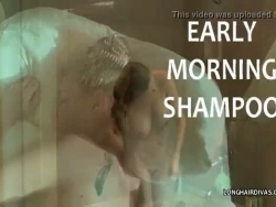 chesty langhaar blondie mummie wassen onder de douche