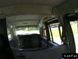 dark-farbenen Haaren Honig in dunkelfarbener sundress in gefälschten Taxi Zerschlagung