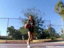 big-titted asiatiske hottie får pløyd stein hardt av hennes basketball coach