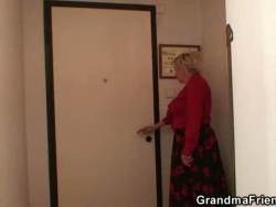 gamle bestemor tilbyr henne bever som en sjekk