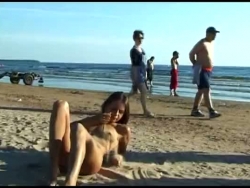 Dette tenårings naturist unclothes naken på en offentlig strand