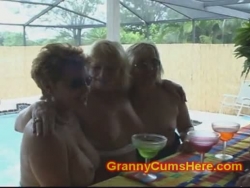 abuelitas Superslut trío en un bar de la piscina