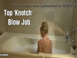 cockblowing blonde mama krijgt haar gezicht geploegd, terwijl in de elastische badkuip