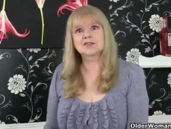 britisk bestemor med enorme Hooters er en tvangsmessig masturbator