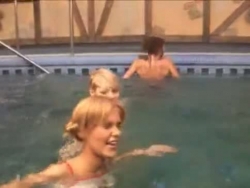 3 femmes russes dans la piscine