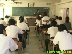 Aziatische tiener vrouw kleedde zich uit in de klas