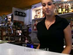 Europejski barmanka lenka daje głowę i pojechał w barze za gotówkę