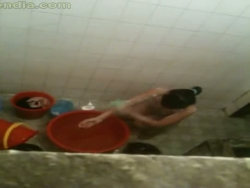 vietnam étudiant caché web cam dans salle de bains