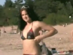 adolescents uber-mignonne nue leurs bods à une plage naturiste