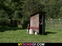gamle far spiller sin sønn kjæreste vulva