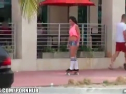 super-sexy lady patineur est ramassé en public et fait le diable rigide