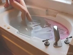 neppe legitim duo pummel i et badekar