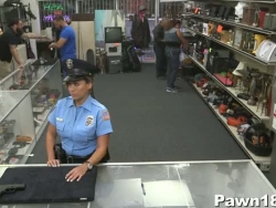 policial cutuca loja de penhores