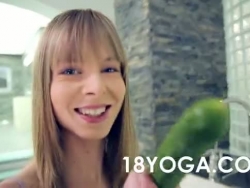 adolescente bianca brill boinks in cucina dopo yoga